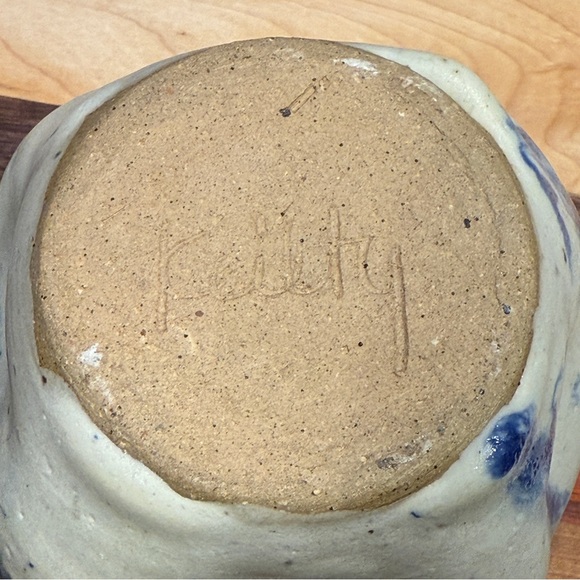 Vintage Ceramic Lidded Jar Cream with Blue Accents Signed by Artist Kate Keilty - Picture 6 of 8